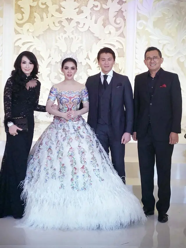 Momen resepsi pernikahan Syahrini dan Reino Barack