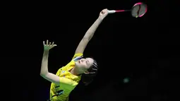 Pebulu tangkis tunggal putri Thailand, Pitchamon Opatniputh berusaha menjangkau kok dalam laga final Indonesia Masters 2026 melawan wakil China, Chen Yu Fei yang berlangsung di Istora, Senayan, Jakarta, Minggu (25/01/2026). (Bola.com/Bagaskara Lazuardi)