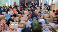 Proses pelipatan surat suara di KPU Musi Banyuasin Sumsel jelang Pemilu 2024 (Liputan6.com / Nefri Inge)