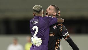 Kiper Fiorentina, David De Gea (kanan) merayakan kemenangan tim bersama rekannya, Dodo pada laga lanjutan Liga Italia 2024/2025 melawan AC Milan di Artemio Franchi Stadium, Florence, Italia, Senin (07/10/2024) dini hari WIB. (AP Photo/LaPresse/Massimo Paolone)