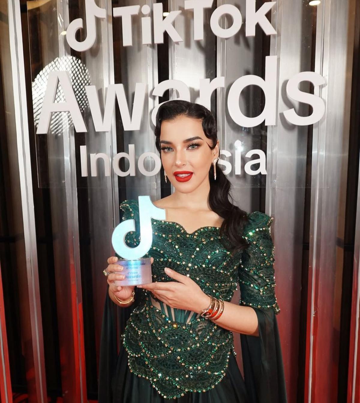 7 Potret Tasya Farasya Raih Beauty dan Fashion Creator of the Year, Ini Detail Penampilannya