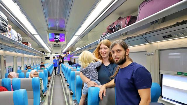 KAI mencatat wisatawan mancanegara atau turis asing memakai layanan kereta api jarak jauh meningkat hingga November 2025. (Foto: KAI)