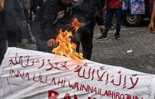 FOTO: Protes Kecurangan Pemilu 2024, Pengunjuk Rasa Bakar Keranda di Gedung Bawaslu Surabaya