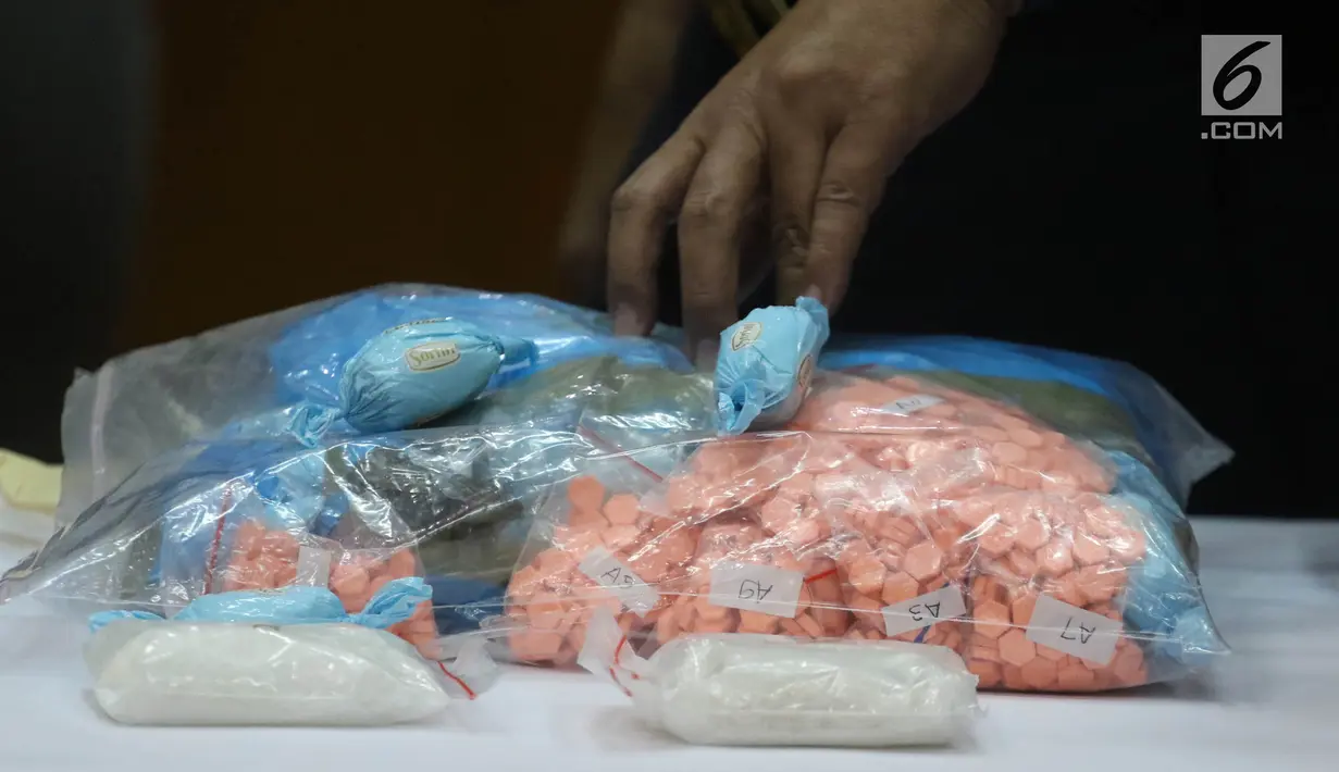 Petugas menunjukkan barang bukti 15.487 butir pil ekstasi saat rilis di Kantor Pusat Bea Cukai, Jakarta, Senin (28/5). Bea Cukai dan BNN juga berhasil menangkap 11 tersangka dan 68 kg katinon. (Liputan6.com/Arya Manggala)