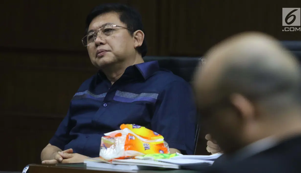 Terdakwa dugaan menghalangi proses penyidikan KPK terhadap Eddy Sindoro, Lucas (kiri) menyimak keterangan Novel Baswedan saat sidang lanjutan di Pengadilan Tipikor Jakarta, Kamis (10/1). Sidang mendengar keterangan saksi. (Liputan6.com/Helmi Fithriansyah)