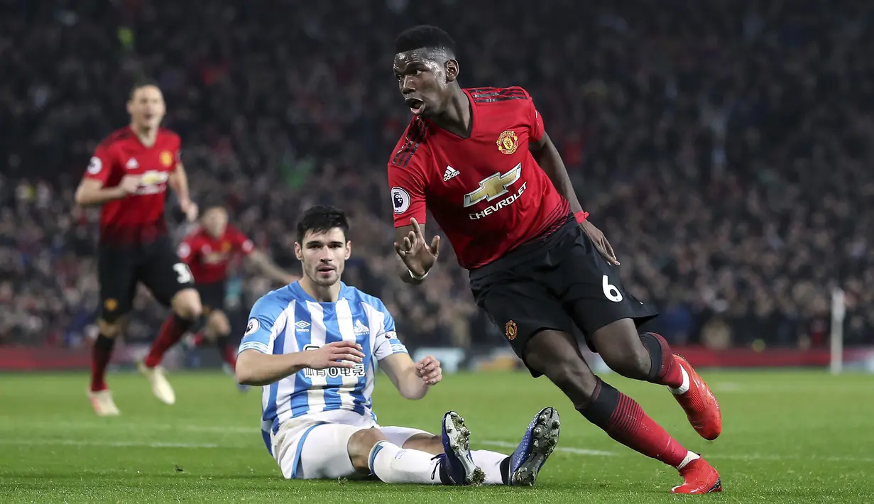 Gelandang Manchester United, Paul Pogba, melakukan selebrasi usai membobol gawang Huddersfield pada laga Premier League di Stadion Old Trafford, Rabu (26/12). Manchester United menang 3-1 atas Huddersfield. (AP/Martin Rickett)