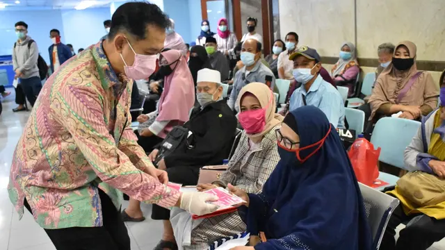 Dirut RS Dharmais dokter Soeko membagikan masker pink di bulan peringatan kanker payudara. (Foto: Dok Dharmais)