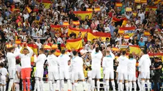 Para suporter Real Madrid membentangkan bendera Spanyol saat pertandingan melawan Espanyol di La Liga di stadion Santiago Bernabeu, Spanyol (1/10). Aksi ini untuk memperlihatkan respons terkait referendum di Catalonia. (AFP Photo/Gabriel Bouys)