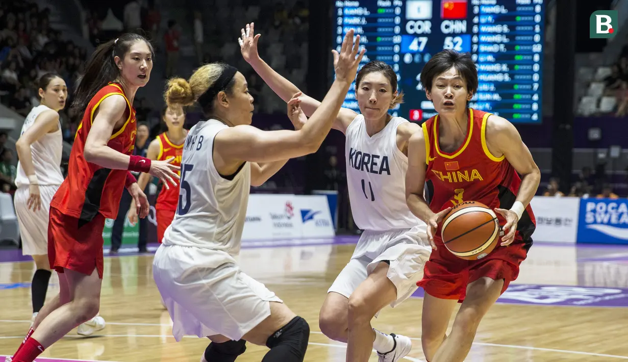 Pebasket China, Liwei Yang, berusaha melewati pebasket Korea Bersatu pada laga final basket wanita Asian Games di Istora, Jakarta, Sabtu (1/9/2018). China menang 71-65 atas Korea Bersatu. (Bola.com/Vitalis Yogi Trisna)
