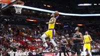 Aksi LeBron James saat mencetak 51 poin kala Lakers bersua Heat di lanjutan NBA (AP)