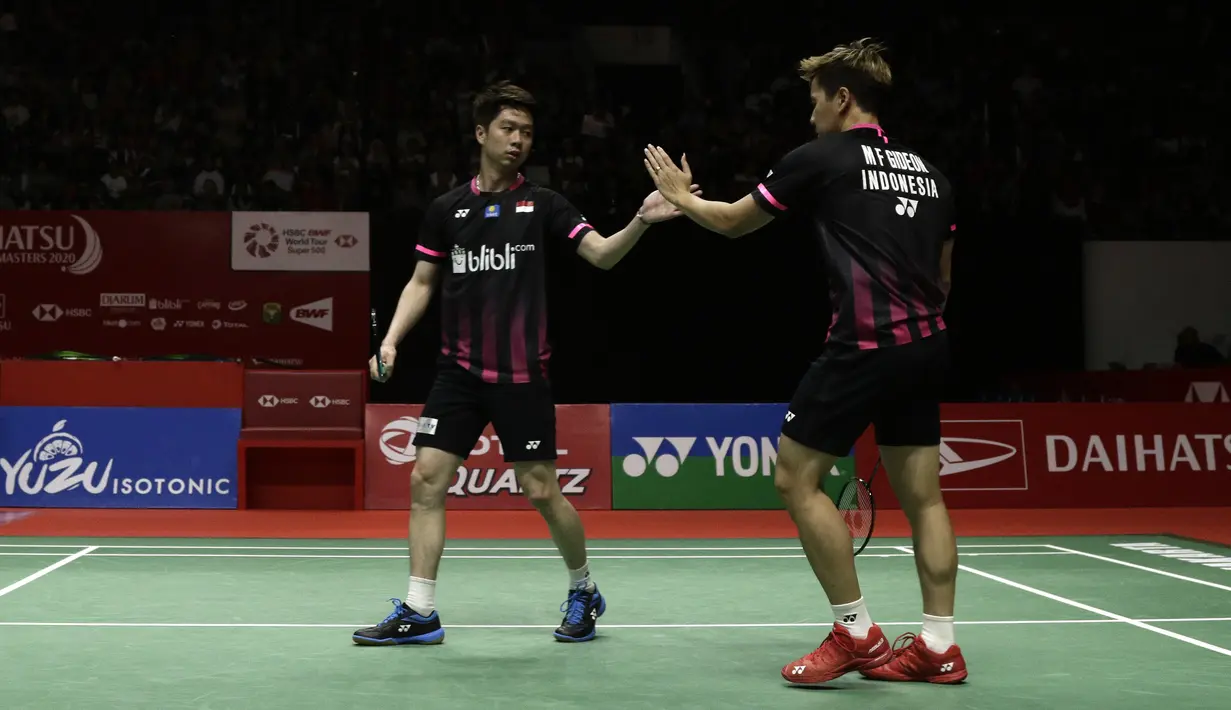 Ganda putra Indonesia, Kevin Sanjaya Sukamuljo/Marcus Fernaldi Gideon, saat menghadapi ganda Malaysia, Aaron Chia/Soh Wooi Yik, pada laga Indonesia Masters 2020 di Istora Senayan, Jakarta, Sabtu (18/1). Kevin/Marcus menang dua gim dengan skor 21-19 dan 21-19. (Bola.com/Yoppy Renato)