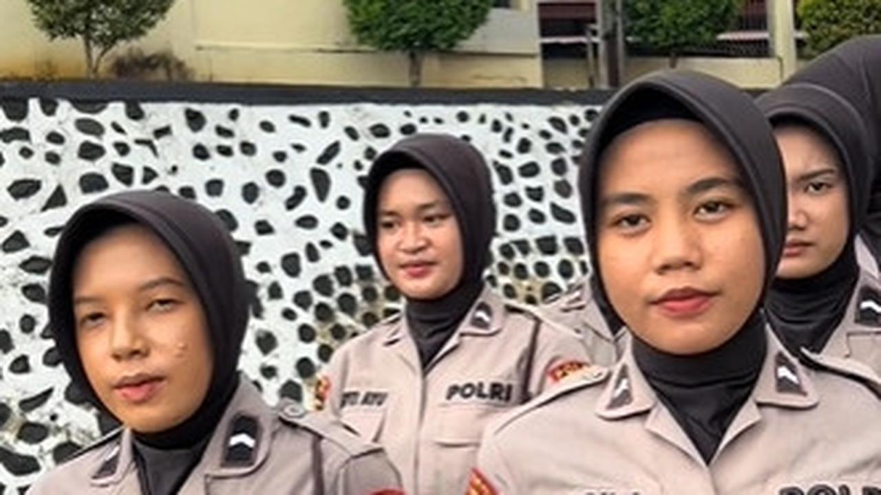 Perwira bernama Puji Prayitno mengecek satu per satu anggota polwannya yang akan berolahraga.