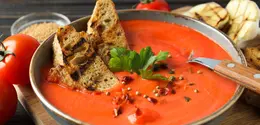 Kalau biasanya tekstur creamy didapat dari krim, untuk alternatifnya kamu dapat menggunakan bahan yang lebih sehat, yaitu kacang putih (white beans). [Dok/freepik.com/atlascompany]