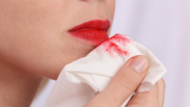 5 Blunder Ketika Bersihkan Heavy Makeup di Wajah