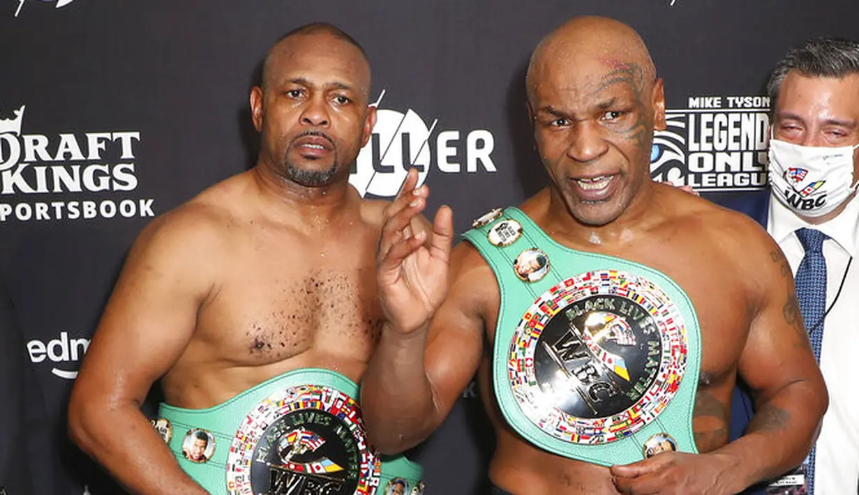 <p>Roy Jones Jr (kiri) dan Mike Tyson berfoto bersama usai bertanding pada pertarungan tinju eksibisi di Los Angeles, Amerika Serikat, Sabtu (28/11/2020). Pertandingan berakhir tanpa pemenang alias imbang. (Joe Scarnici/Triller via AP)</p>