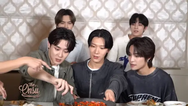 Para personel WayV sedang mencoba mengulek sambal di rumah Sarwendah