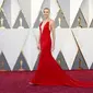  Charlize Theron berpose di red carpet Piala Oscar 2016 di Hollywood, California, Minggu (28/2). Bintang Mad Max itu tampil elegan dalam gaun merah rancangan Dior. (REUTERS/ Lucy Nicholson)