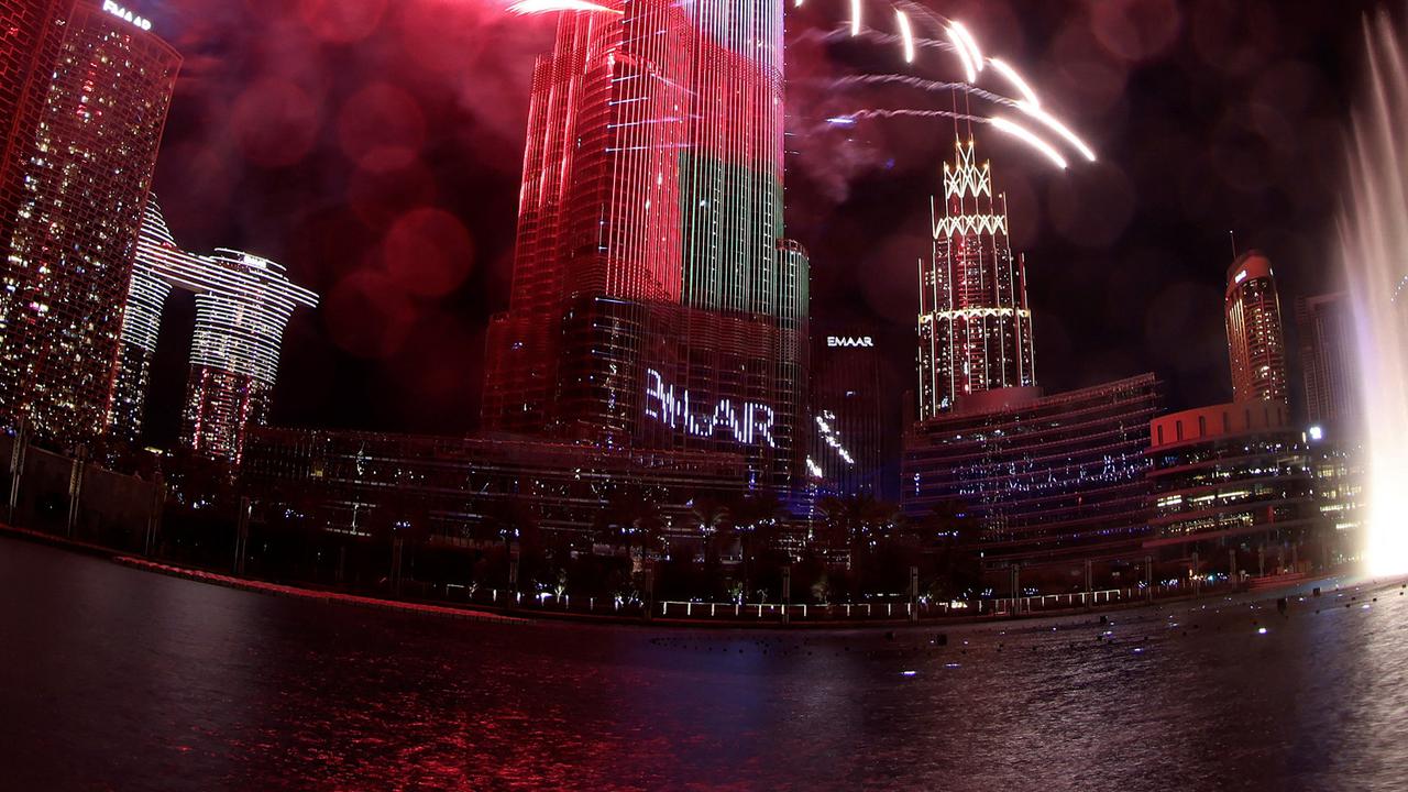 FOTO: Burj Khalifa Bermandikan Kembang Api di Malam Tahun Baru 2022