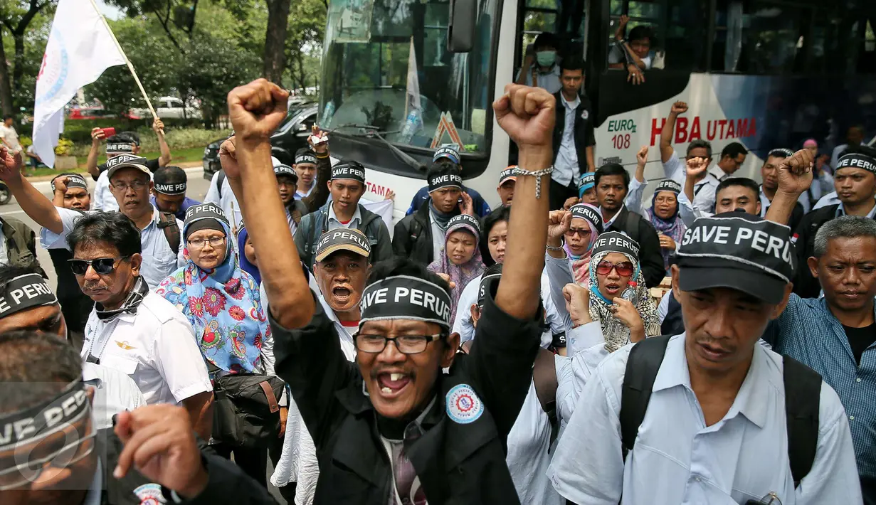 Aksi Serikat Pekerja Peruri berunjuk rasa di Kementerian BUMN, Jakarta, Selasa (19/1). Mereka menuntut direksi Perum Peruri mundur lantaran tidak mendapat hak sepenuhnya sebagai pekerja di lembaga pencetak rupiah tersebut. (Liputan6.com/Faizal Fanani)
