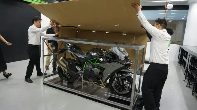 Pengusaha asal Kalimantan jadi pemilik satu-satunya Kawasaki Ninja H2 Carbon (Foto: KMI)