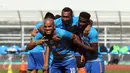 Pemain PBFC. Patrich Wanggai (tengah) berfoto dengan rekan setimnya jelang latihan resmi final Piala Presiden 2017 di Stadion Pakansari, Kab Bogor, Sabtu (11/3). Di final, PBFC akan melawan Arema FC, Minggu (12/3). (Liputan6.com/Helmi Fithriansyah) 
