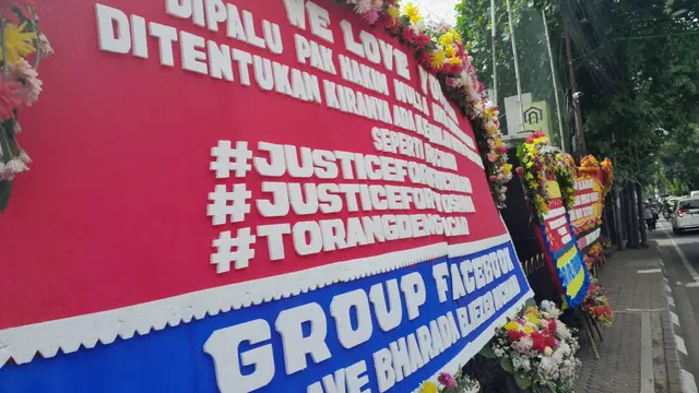 Karangan bunga jelang sidang vonis Richard Eliezer.