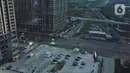 Foto dari udara menunjukkan deretan mobil penonton terparkir saat menyaksikan pemutaran film secara drive-in di Cikarang, Bekasi, Jawa Barat, Rabu (3/6/2020). Jelang new normal, pengelola pusat hiburan menghadirkan konsep gaya hidup dengan standar protokol kesehatan. (Liputan6.com/Herman Zakharia)