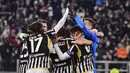 Para pemain Juventus melakukan selebrasi di lapangan usai duel pekan ke-18 Serie A 2023/2024 menjamu AS Roma di Allianz Stadium, Minggu (31/12/2023) dini hari WIB. (Marco Alpozzi/LaPresse via AP)
