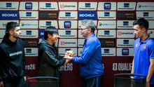 Pelatih Timnas Indonesia Shin Tae-yong (kiri) berjabat tangan dengan juru taktik Vietnam Philippe Troussier (kanan) dalam konferensi pers jelang laga Kualifikasi Piala Dunia 2026 di Stadion Utama Gelora Bung Karno (SUGBK) pada Rabu (20/3/2024). (Bola.com/Bagaskara Lazuardi)