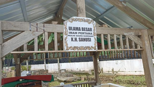Makam KH Sanusi di Komplek pemakaman Gunung Puyuh, Desa Sukajaya, Kecamatan Sumedang, lengkap dengan perannya sebagai Ulama Besar sekaligus imam pertama Masjid Agung Sumedang.