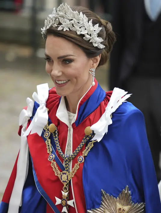 Hiasan kepala perak tersebut dipercantik dengan kristal, dan jalinan daun silver. (Dan Charity/pool photo via AP)