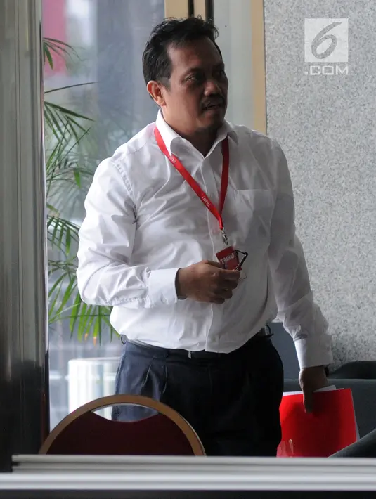 Kepala Divisi Batubara PLN Harlen bersiap menjalani pemeriksaan di gedung KPK, Jakarta, Kamis (16/8). Harlen diperiksa terkait kasus menerima suap Rp 4,8 miliar proyek pembangunan PLTU Riau-1. (Merdeka.com/Dwi Narwoko)