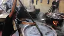 Beberapa pekerja dodol tampak menyelesaikan pembuatan dodol Betawi di Pondok Dodol Betawi Asli Ibu Yuyun, Jakarta, (16/7/14) (Liputan6.com/ Faizal Fanani)