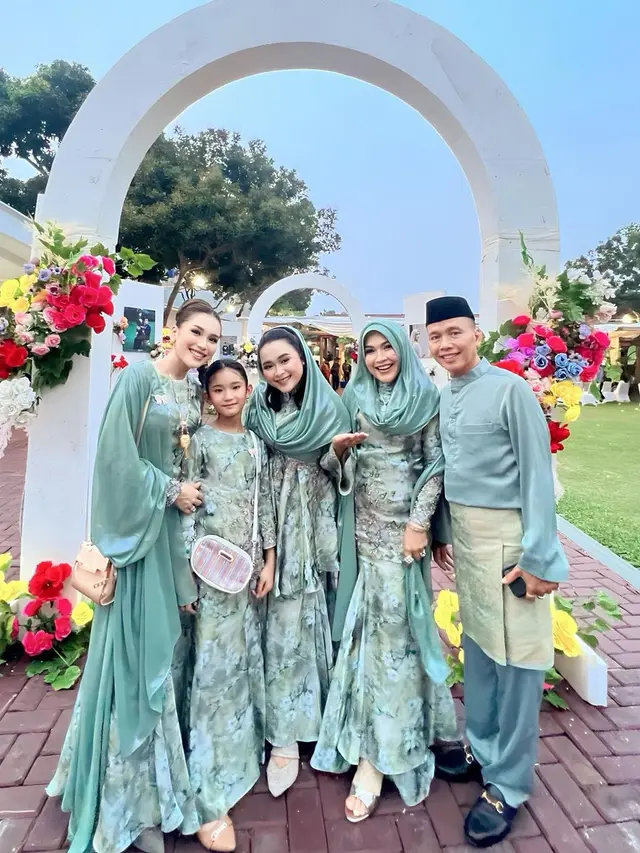 Potret Keluarga Ayu Ting Ting
