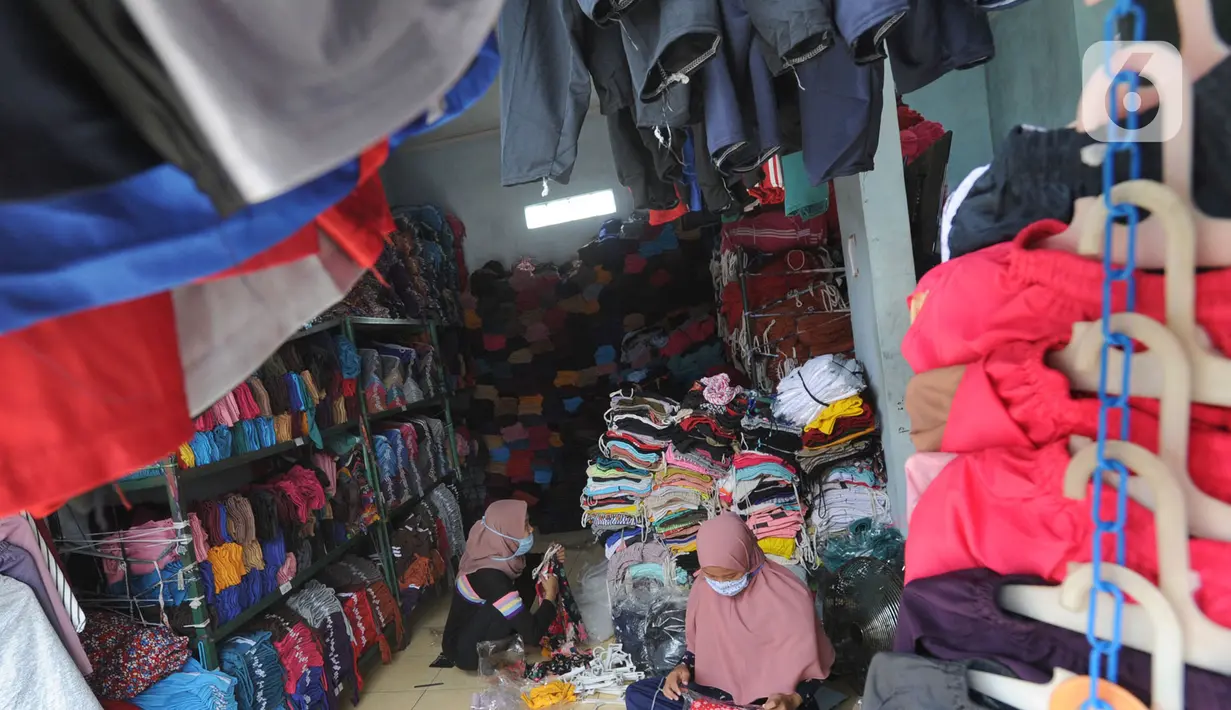 Warga membenahi  display  busana pada sebuah toko di sentra konveksi Bulak Timur, Depok, senin (11/5/2020). Saat ini penjualan tiap hari berkisar hanya satu hingga lima potong pakaian, yang menurut mereka hanya sekedar penglaris saja. (merdeka.com/Arie Basuki)