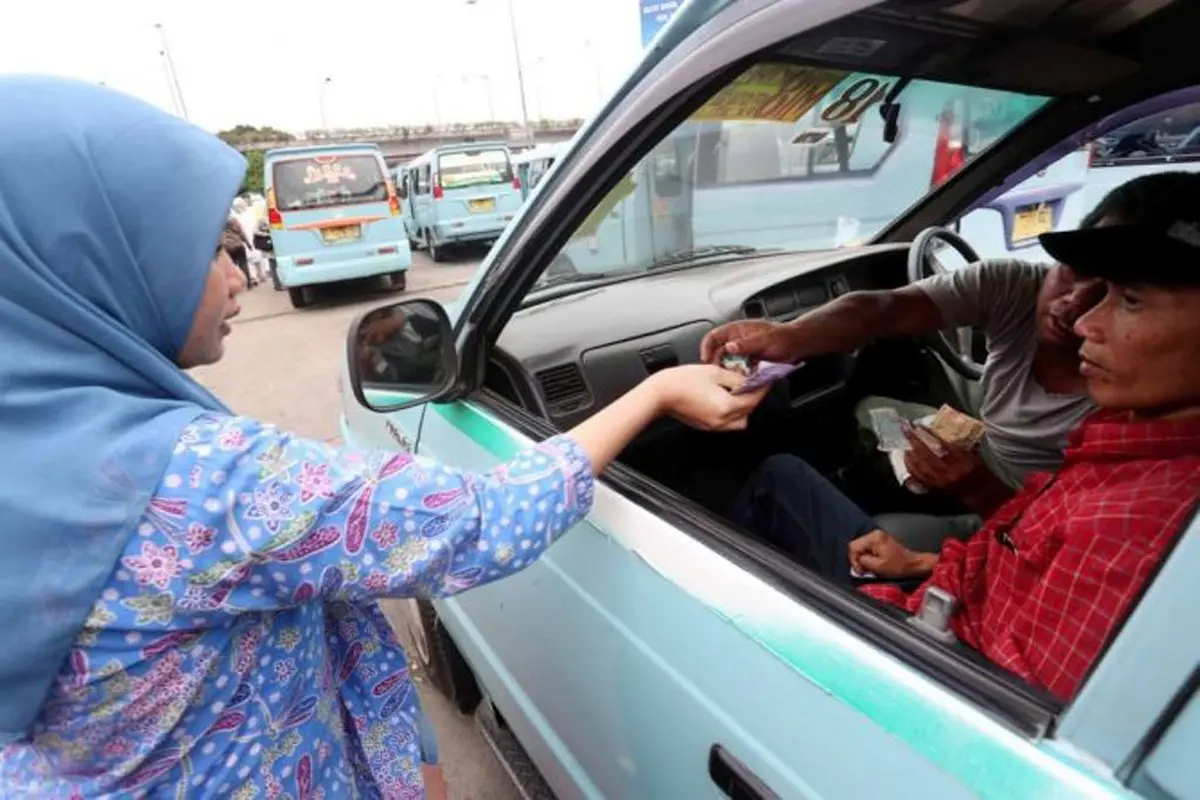 7 Tipe Penumpang Nyebelin Ketika Berada di Angkutan Kota