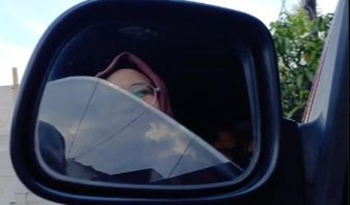 Momen yang diunggah gadis ini sontak berhasil menarik simpati masyarakat dikarenaka captionnya.&nbsp;