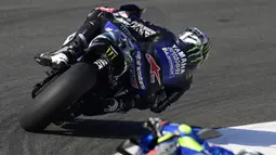 Pembalap Monster Energy, Maverick Vinales, saat latihan bebas pertama (FP1) MotoGP Andalusia 2020 di Sirkuit Jerez, Jumat (24/7/2020). Vinales mengukir waktu lap tercepat dan Rossi menempati posisi kedua. (AFP/Javier Soriano)