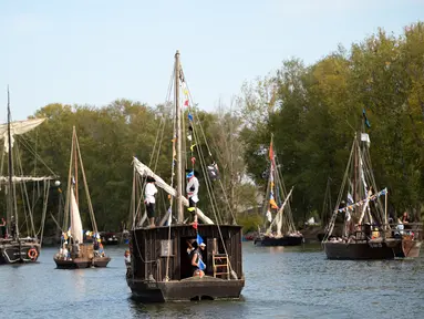 Puluhan perahu berlayar di sungai Loire saat Festival Loire di Orleans, Prancis (24/9). Dalam festival ini puluhan hingga ratusan perahu berkumpul di sungai Loire. (AFP Photo/Guillaume Souvant)