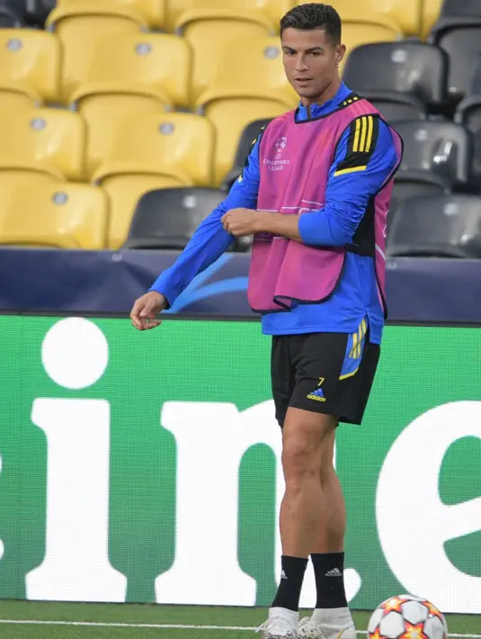 Penyerang Manchester United, Christiano Ronaldo mengambil bagian dalam sesi latihan di Bern (13/9/2021). Manchester United akan bertanding melawan Young Boys pada Grup F Liga Champions di Stadion Wankdorf. (AFP/Sebastien Bozon)
