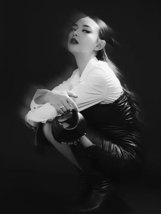 Amanda Manopo tampil dengan padukan kemeja putih dengan strapless leather dress. Makeup super bold dengan boots dan hand bag dari Fendi menambah kesan elegan klasik [@amandamanopo]