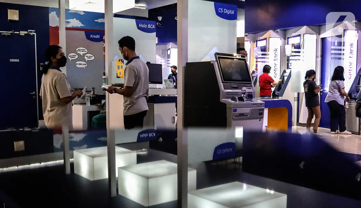 Warga melakukan transaksi di mesin ATM kawasan Kuningan, Jakarta, Rabu (12/10/2022). Nilai transaksi digital banking meningkat 31,40 persen year on year (yoy) menjadi Rp 4.557,5 triliun. (Liputan6.com/Johan Tallo)