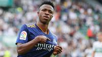 Vinicius Jr - Real Madrid sukses mengantongi tiga poin usai menang tipis 2-1 di kandang Elche dalam lanjutan pekan ke-12 Liga Spanyol. Vinicius Jr menjadi pemain kunci dalam kemenangan Los Blancos dengan mencetak dua gol. (AFP/Jose Jordan)