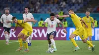 Pemain depan Inggris, Jadon Sancho (tengah) bersaing dengan pemain timnas Ukraina, Andriy Yarmolenko dan Serhiy Sydorchuk pada perempat final Euro 2020 di Stadion Olimpiade, Roma, Minggu (4/7/2021) dini hari WIB. Inggris lolos ke semifinal usai menang 4-0 atas Ukraina. ALBERTO LINGRIA/POOL/AFP)