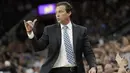 Pelatih Utah Jazz, Quin Snyder memberikan instruksi kepada anak asuhnya saat melawan San Antonio Spurs pada laga NBA basketball game di AT&T Center, San Antonio, (1/10/2016). Utah menang 106-91. (AP/Eric Gay)