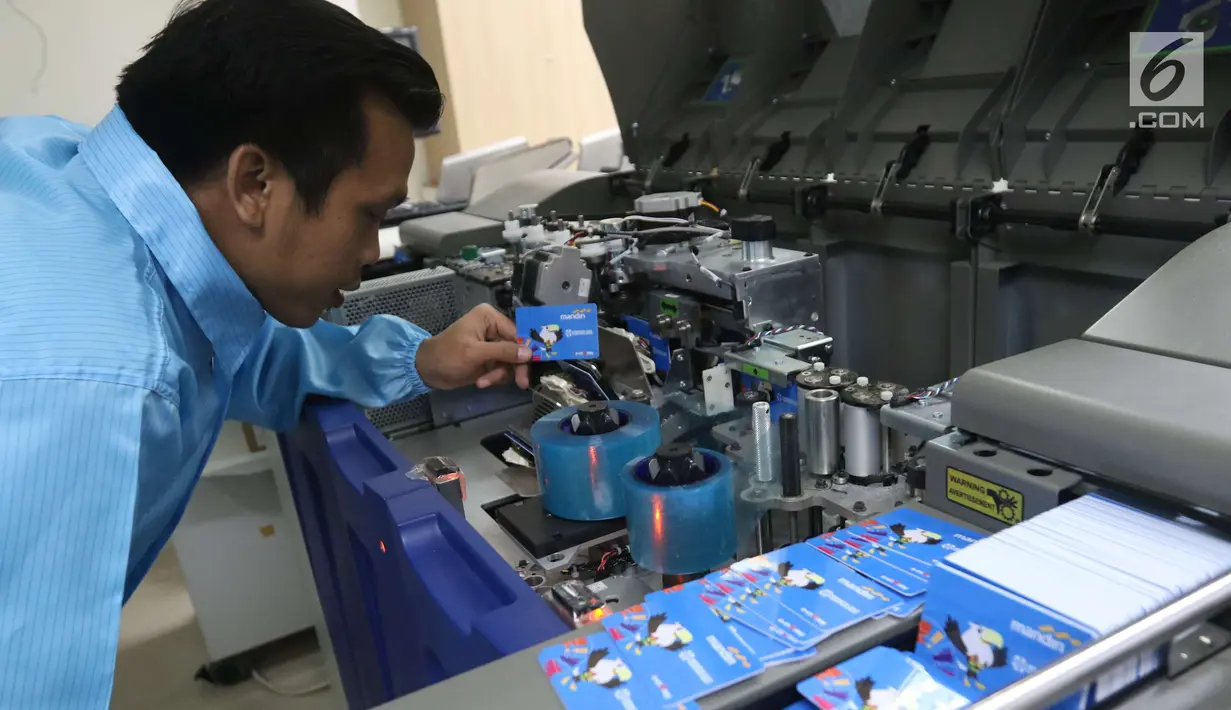 Karyawan mengamati proses pencetakan e-Money edisi Asian Para Games 2018 di unit produksi kartu, Jakarta, Rabu (3/10). Bank Mandiri menerbitkan e-money bergambar maskot Asian Para Games (APG). (Liputan6.com/Angga Yuniar)