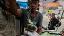 Masyarakat Tionghoa meyakini mengonsumsi ikan bandeng saat perayaan Imlek merupakan sumber keberuntungan dan pembawa rezeki. (Liputan6.com/Angga Yuniar)