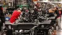 Seorang pekerja mengecek mesin mobil Jeep Wranglers 2019 di pabrik perakitan Jeep Chrysler di Toledo, Ohio, AS (16/11). (AP Photo/Carlos Osorio)