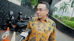 Anggota DPR, Teguh Juwarno memberi keterangan pers usai diperiksa KPK di gedung KPK, Jakarta, Rabu (14/12). Teguh diperiksa sebagai saksi untuk tersangka Sugiharto terkait kasus korupsi proyek pengadaan e-KTP tahun 2011-2012. (Liputan.com6/Helmi Affandi)