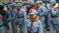 Seragam SD di China menggunakan warna biru lengkap dengan topi bermotif bintang (Sumber foto: @infounik_id)